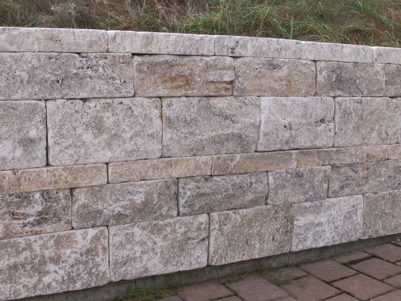 Graue Travertin Natursteinmauer