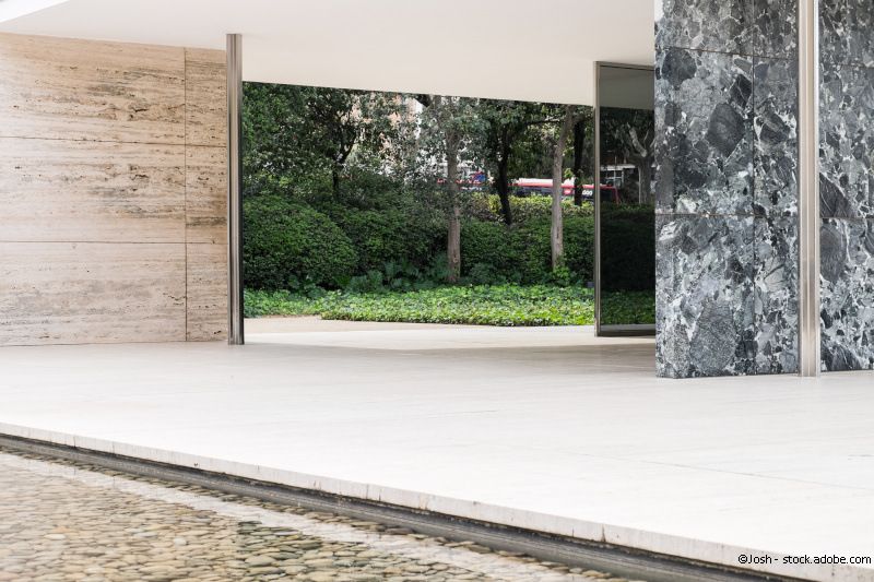  Der Barcelona Pavillon, entworfen vom Architekten Mies van der Rohe - Boden & Außenwände sind aus Travertin