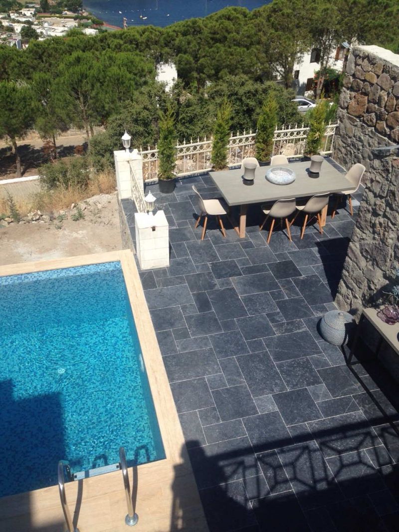 Kalkstein Terrassenplatten in schwarz am Pool