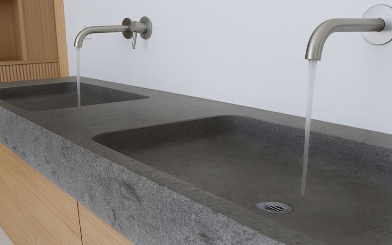 dunkelgraues modernes Kalkstein Doppel-Massivwaschbecken mit bruchrauer Kante