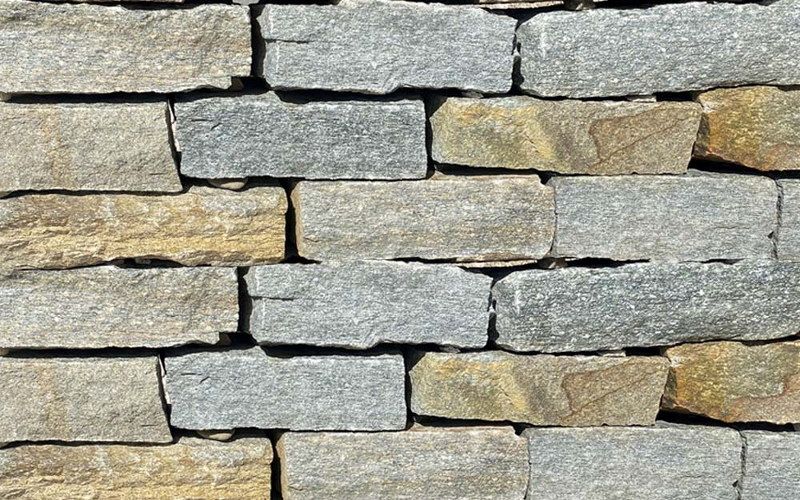 grau braune Mauersteine Trockenmauer