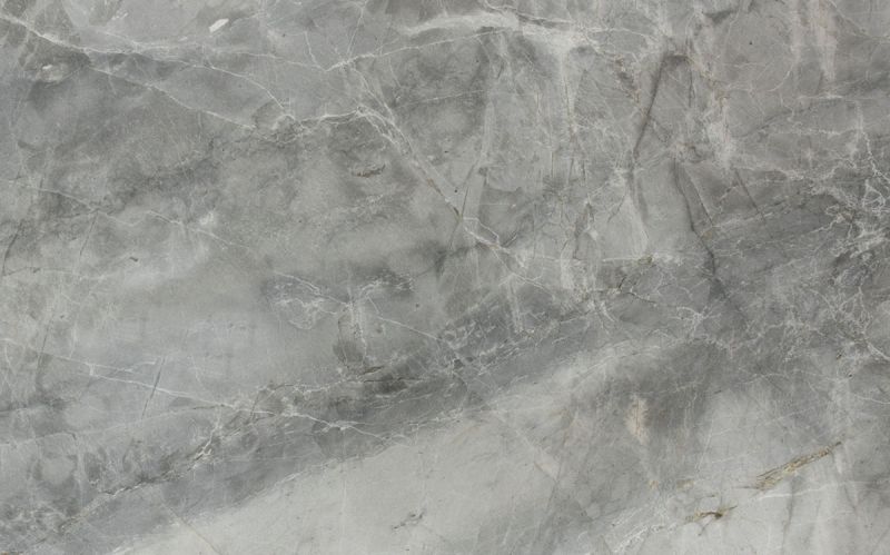 hellgrauer Marmor mit dunklen und hellen Aderungen von Nahem