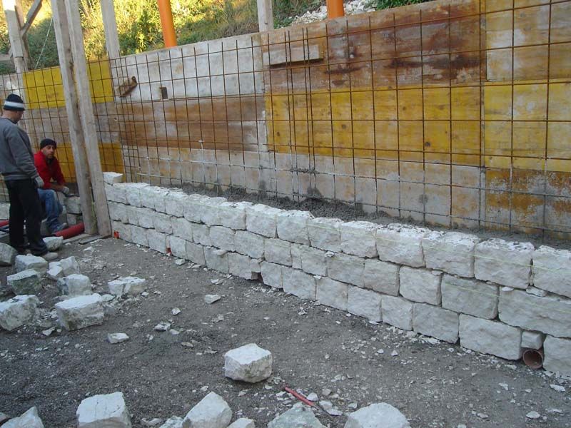Natursteinmauer selber bauen