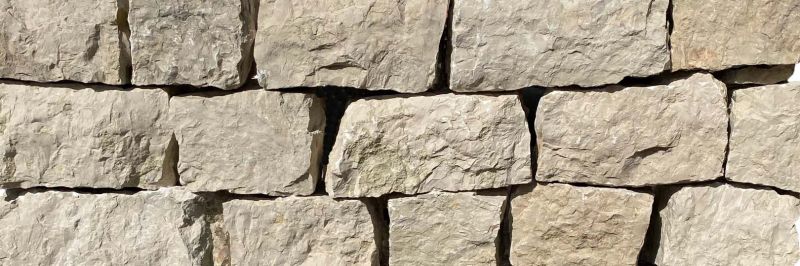 Mauersteine aus beigebraunem Kalkstein