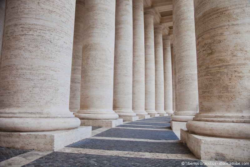 Beeindruckende Kolonnaden aus Travertinsäulen am Petersplatz in Rom