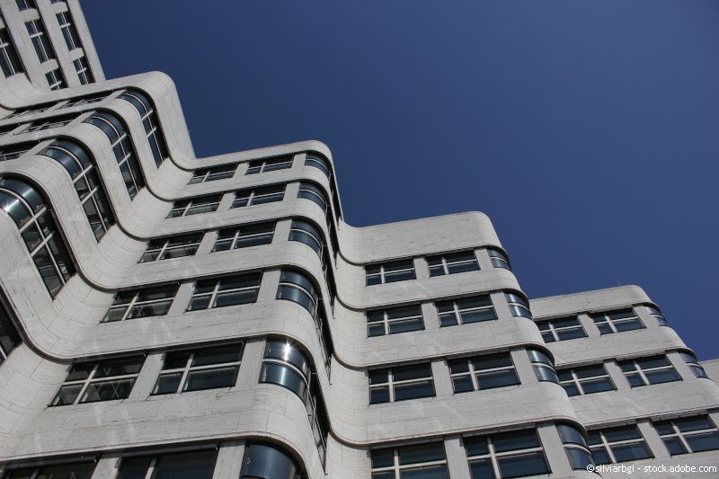 Das Shell-Haus - ein komplett mit Travertin verkleidetes Bürogebäude in Berlin