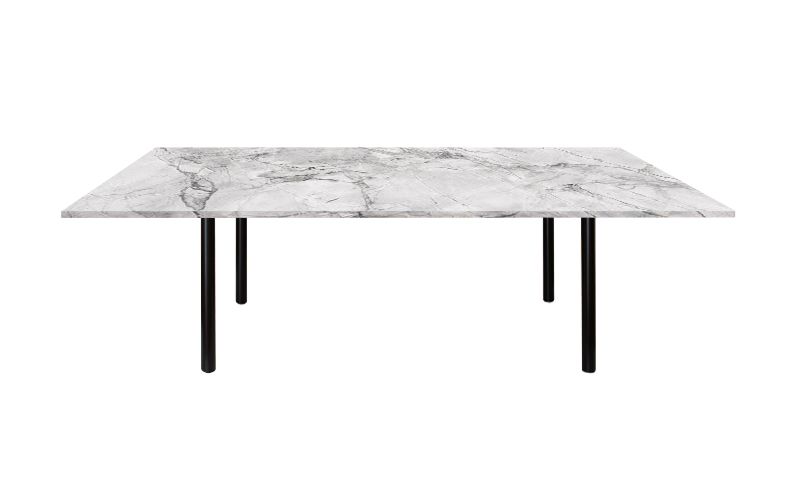 Tisch mit weiß-grauer Marmortischplatte