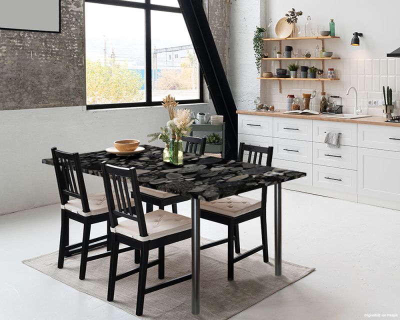 Tisch mit grau-schwarzer Granit Tischplatte in moderner Wohnküche