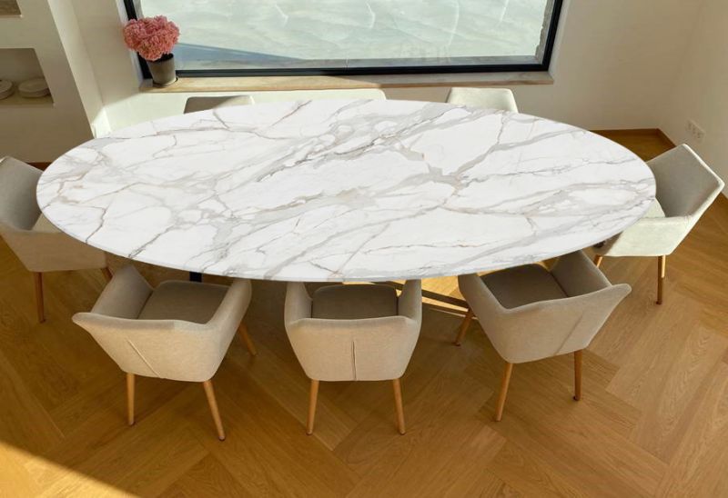 ovaler Tisch mit weiß marmorierter Keramiktischplatte