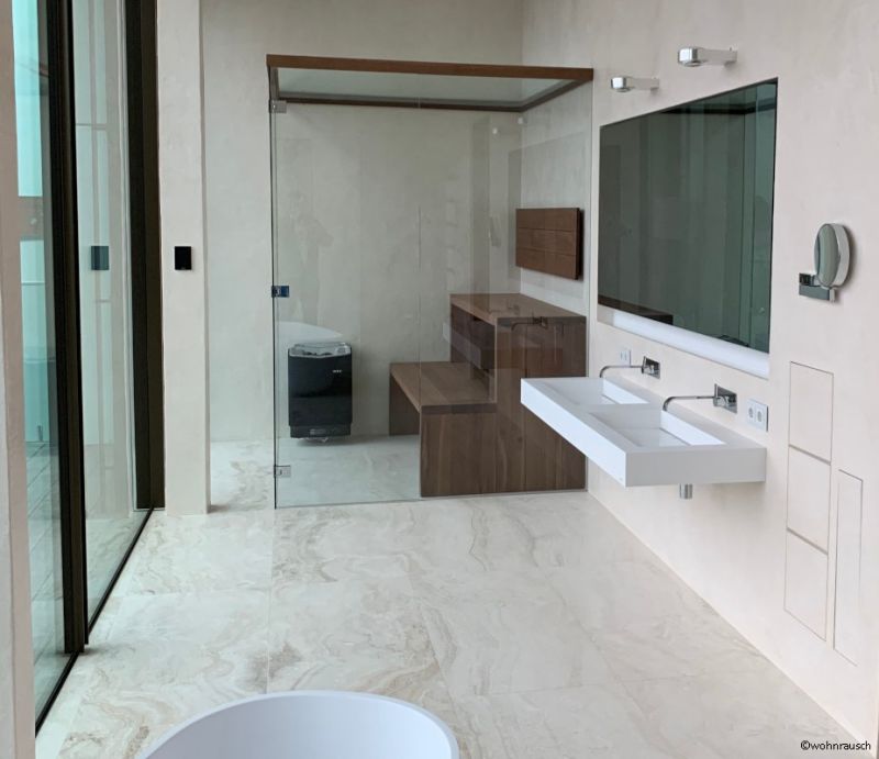elegantes Badezimmer mit Travertinboden