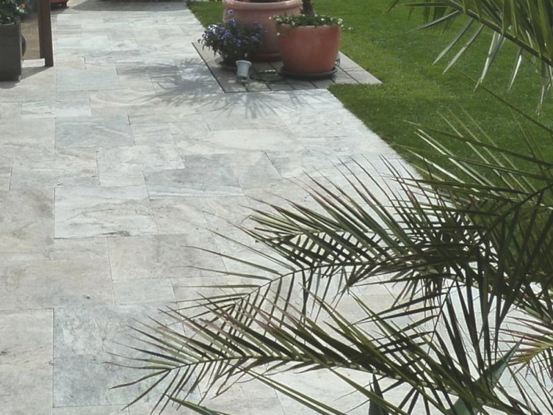Travertin Terrassenfläche mit Palmen
