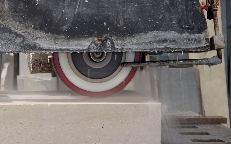 Massiver Travertinblock auf der Fräse