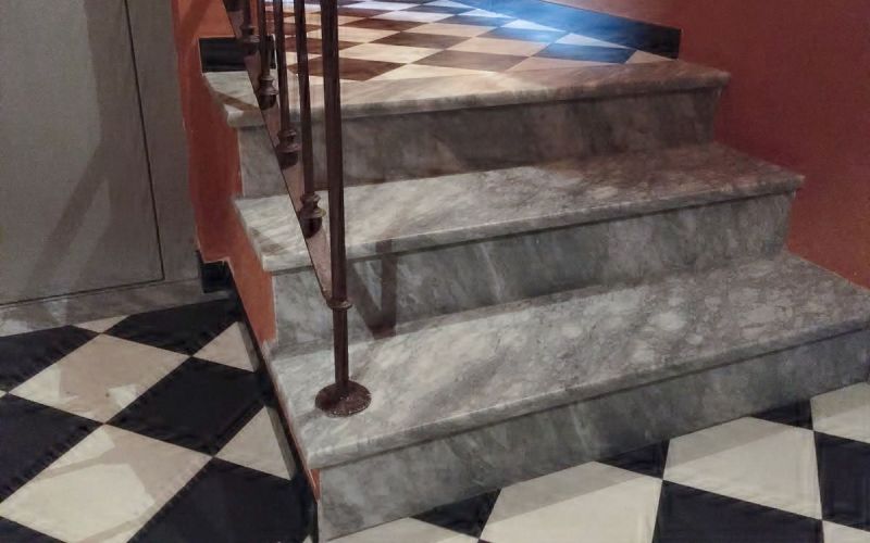 Treppenstufen aus grau-blauem Kalkstein