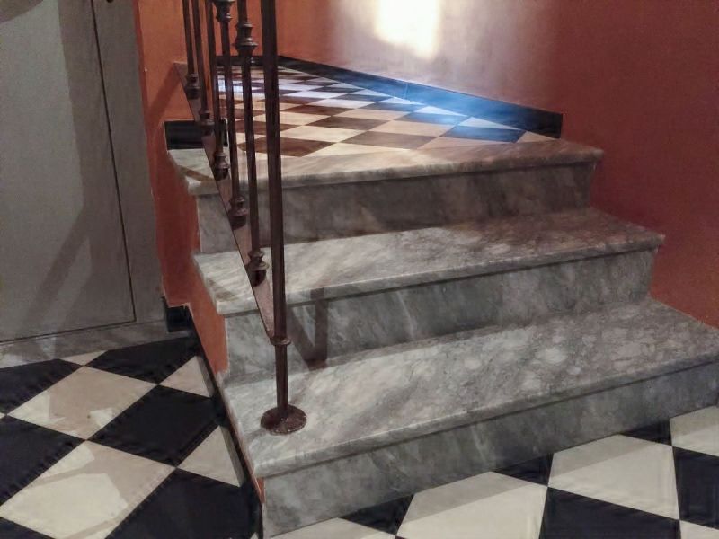 Auf Maß zugeschnittene Treppenstufen aus blaugrauem Kalkstein