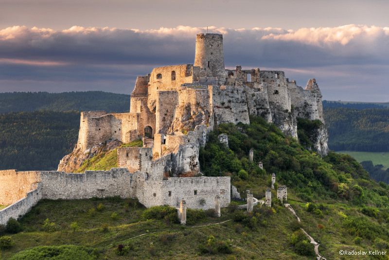 Die Zipser Burg in der Slowakei wurde auf und aus Travertinsteinen gebaut