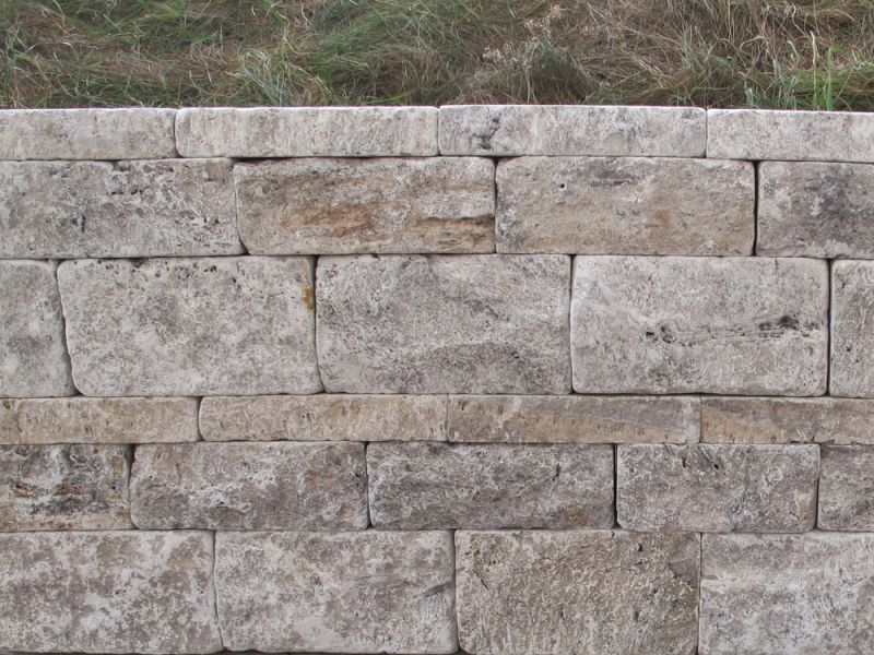 bruchraue Mauersteine Travertin in grau als Hangabstützung