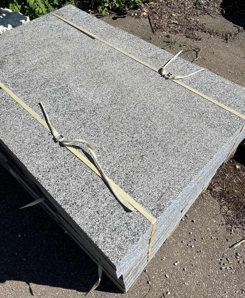 graue Granit Pflasterplatten 80 x 40 x 6 cm geflammt