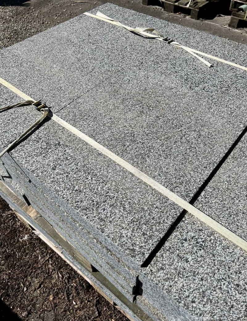 graue Granit Pflasterplatten 80 x 40 x 6 cm gekörnt