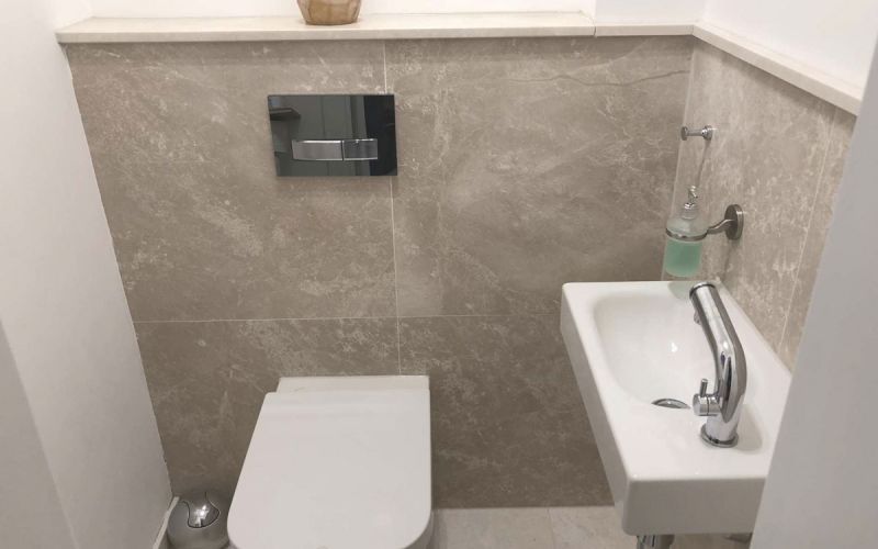 Kalkstein Fliesen in beige für ein Gäste WC