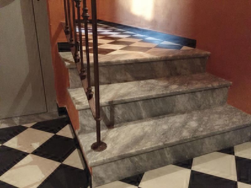 Auf Maß zugeschnittene Treppenstufen aus dem Kalkstein Blue Marble