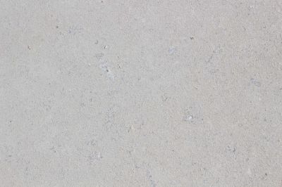 Nahaufnahme Kalksteinfliese beige hellgrau sandgestrahlt