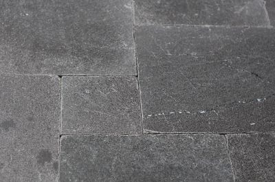 graue Basalt Terrassenplatten getrommelt von Nahem