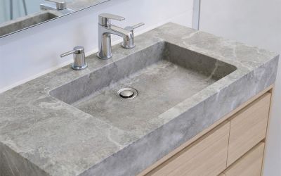 Moderner Waschtisch mit Einzelwaschbecken aus massivem, hellgrauem, matt geschliffenem Travertin mit rechteckiger Waschmulde und Innenradien