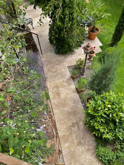 Garten mit Gehweg aus Travertin Naturstein in Farbe braun