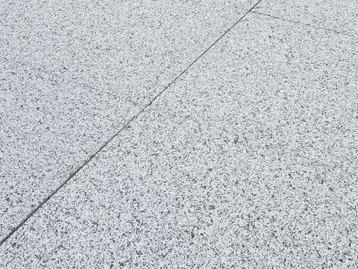 weiß graue geflammte Granit Terrassenplatten in Nahaufnahme