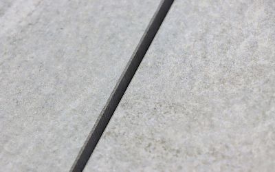 Keramik Terrassenplatte hell grau beige mit rauer Oberfläche