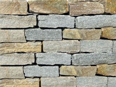 Gneis Mauersteine bruchrau Trockenmauer