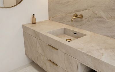 Eleganter Waschtisch mit Marmor Waschbecken aus Natursteinplatten mit rechteckiger Mulde