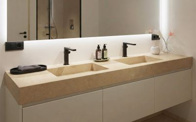moderner Waschtisch mit beigem Kalkstein Doppel-Waschbecken matt geschliffen