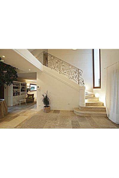 Treppe & Foyer aus MERIBEL TOUT COULEUR Kalkstein Bodenfliesen in beige-braun