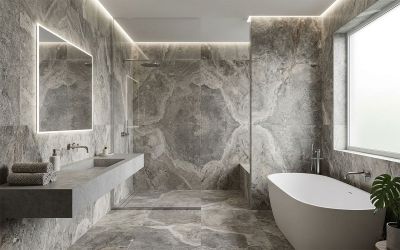 Modernes Bad mit Travertin Silver Wand- und Bodenbelag und Kalksteinwaschbecken