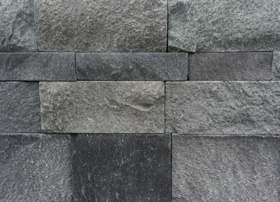 Natursteinmauer aus Basalt schwarz grün grau