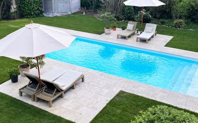 Poolumrandung und Terrassenbereich aus hellbeigem Travertin