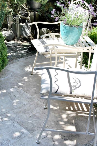 Sitzplatz mit Terrassenplatten aus grau beigem Travertin