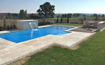 hellbeige Travertin Poolumrandung mit Wasserfall