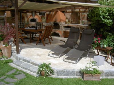 gemütlicher Travertin Medium Rustic Terrassen Sitzplatz im Garten