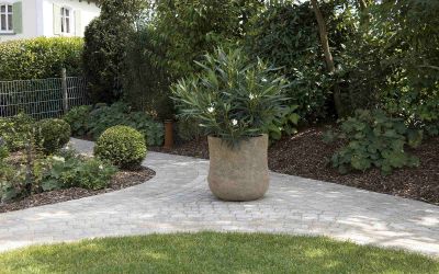 Travertin Pflastersteine verarbeitet zu einem Gehweg im Garten