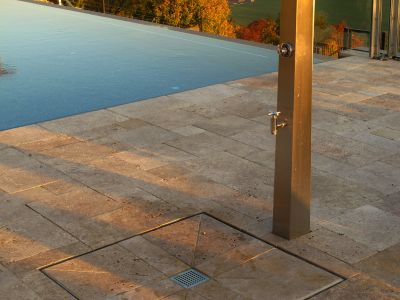 braune Travertin Steinplatten an Pool & Terrasse