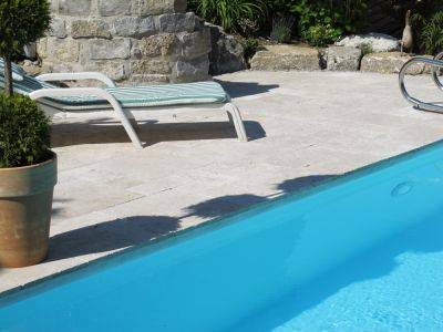 Travertin Steinplatten am Pool mit Liege