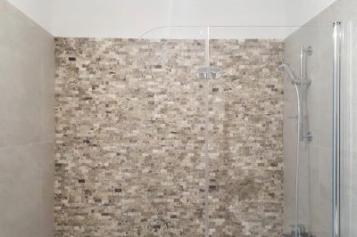 Travertin Mosaiknetz Wandverkleidung in Badewanne