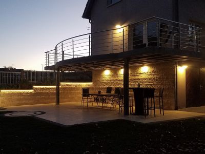 Abendstimmung auf der neuen Terrasse mit Travertin Wandverblender Crema 3D