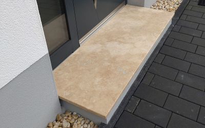 Auf Maß gefertigte Zuschnittplatte - Eingangspodest Stufe aus beigem Travertin