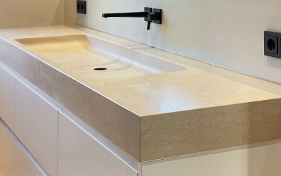 ausgefräste Waschmulde in breitem Waschbecken aus beigem massivem Kalkstein Creme Royal matt geschliffen