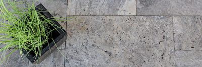 beige-graue Travertin Terrassenplatten Silver mit Pflanzgefäß