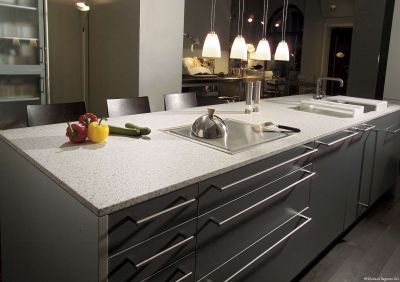 Küchen Arbeitsfläche aus weiß gesprenkeltem Granit