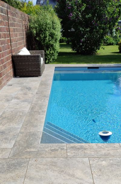 ein Pool im Garten aus Travertin Silver sorgt für Erfrischung & Entspannung